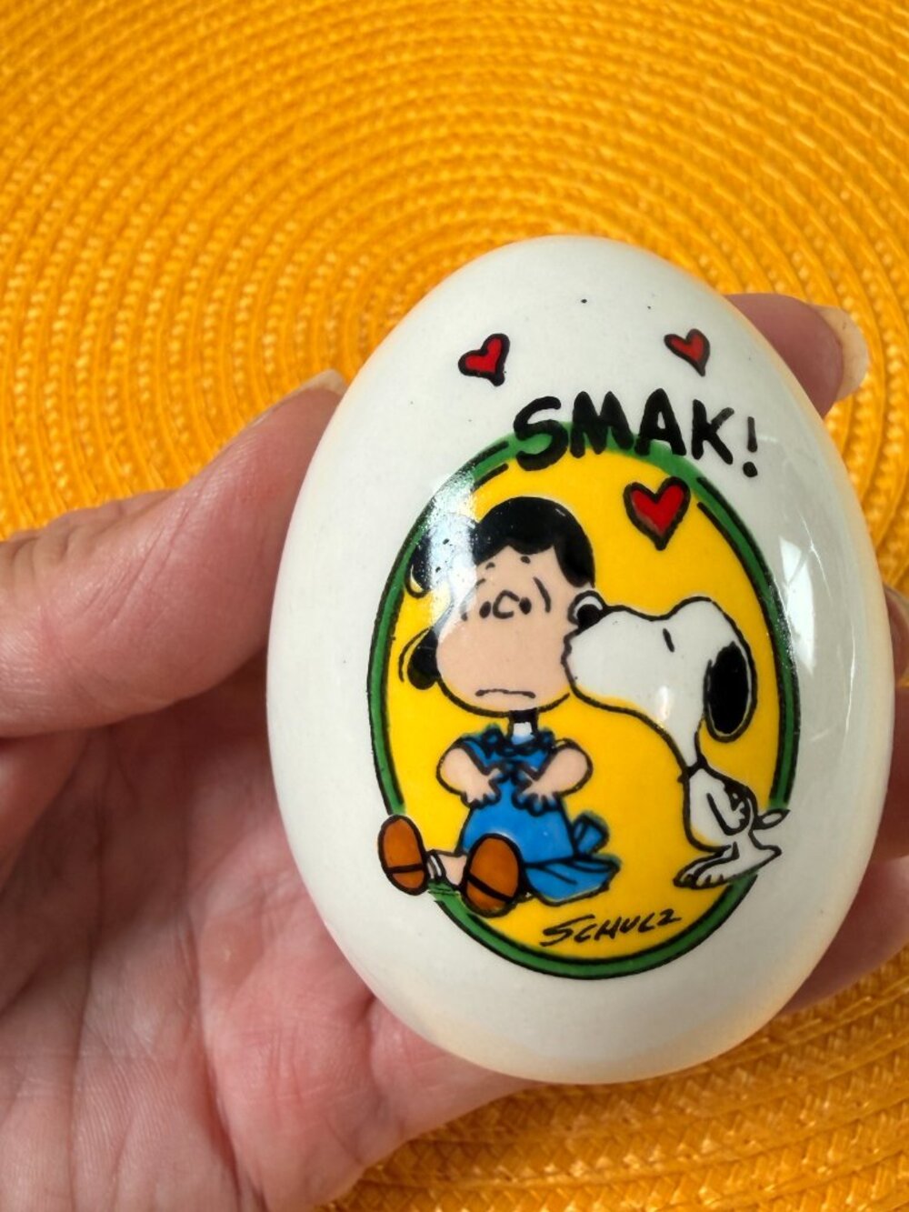 Vintage 1970's PEANUTS Snoopy Ceramic egg "SMAK!"